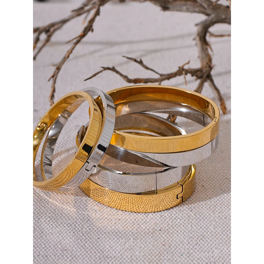 Geometric bracelet in gold-plated stainless steel.