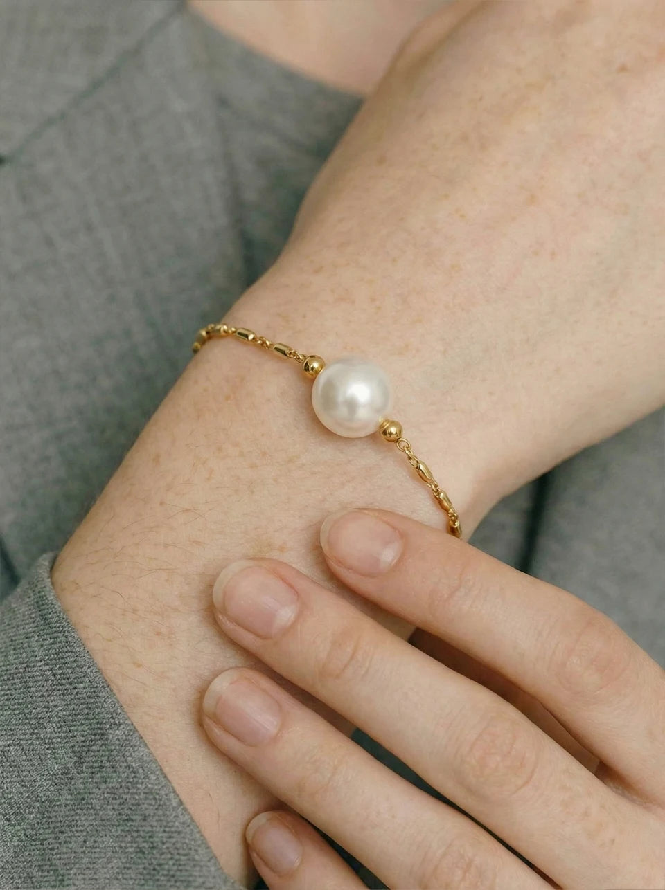 Pearl Geometric Chain Bracelet — Gold-Plated Stainless Steel with Pearl · PS1048
