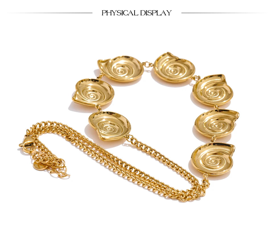Shell geometric chain necklace in gold-plated stainless steel with shell.