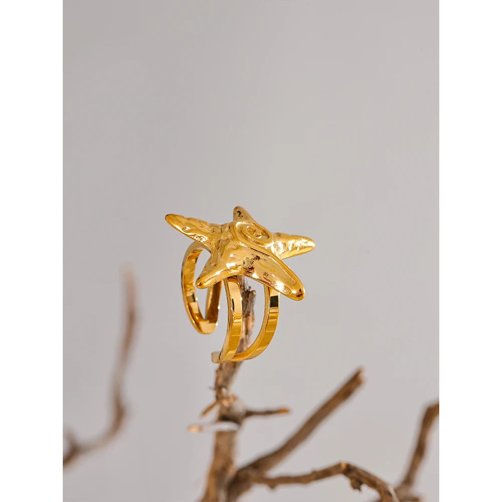 Star ring in 18K gold-plated 316L stainless steel.