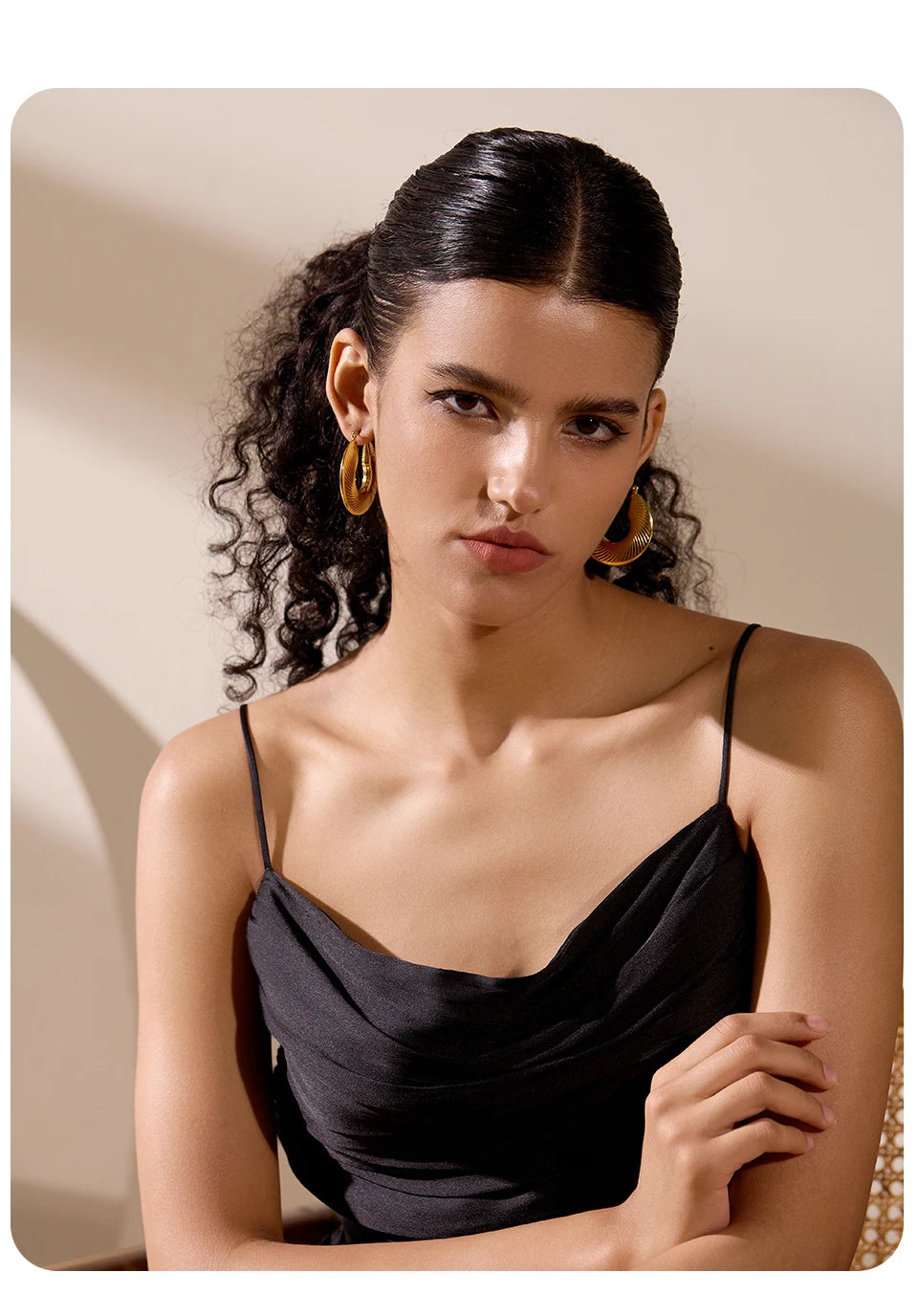 Minimalist geometric earrings in gold-plated stainless steel.