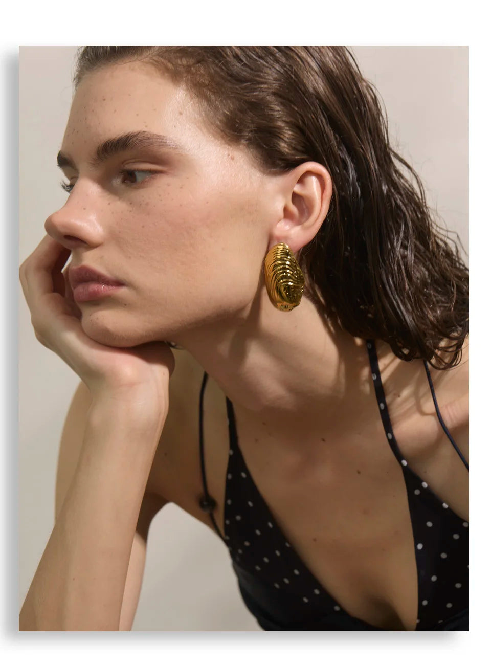 Geometric earrings in gold-plated stainless steel.