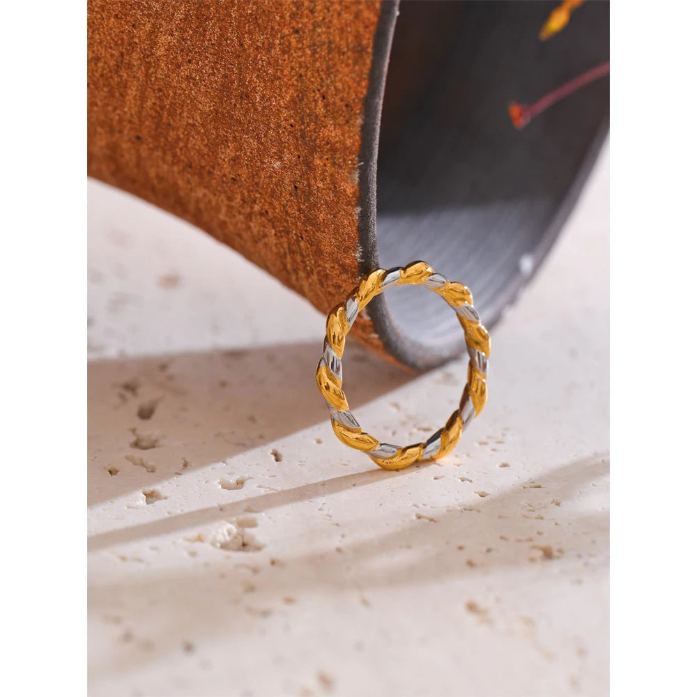 Minimalist geometric ring in 18K gold-plated stainless steel.