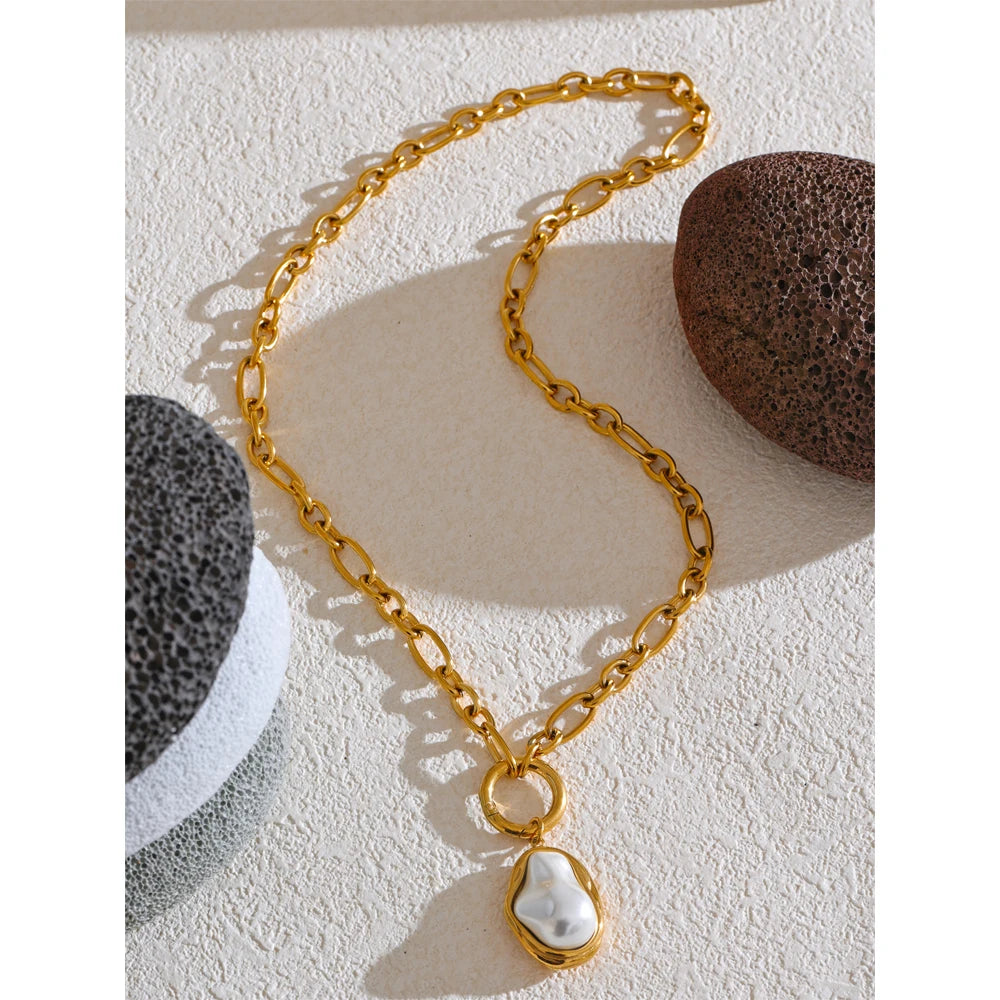 Pearl geometric necklace in gold-plated stainless steel with pearl.
