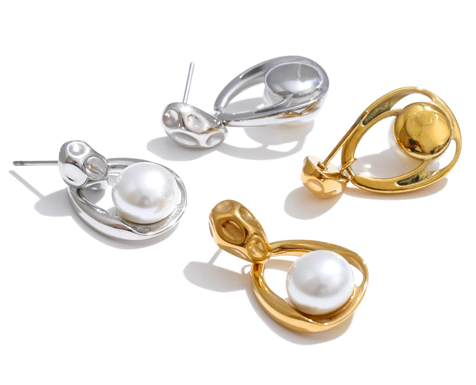 Pearl geometric earrings in gold-plated stainless steel with pearl.