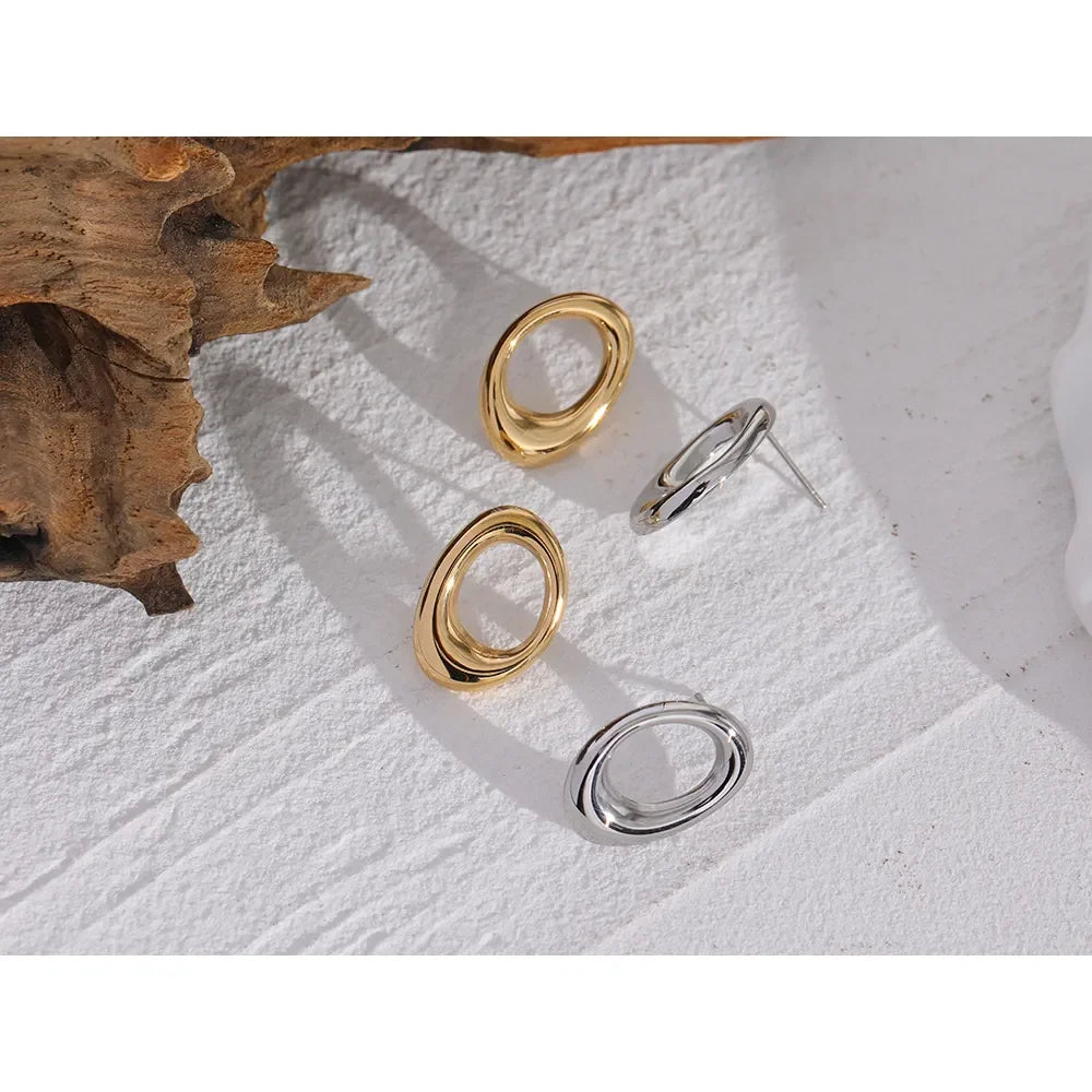 Minimalist geometric earrings in gold-plated stainless steel.