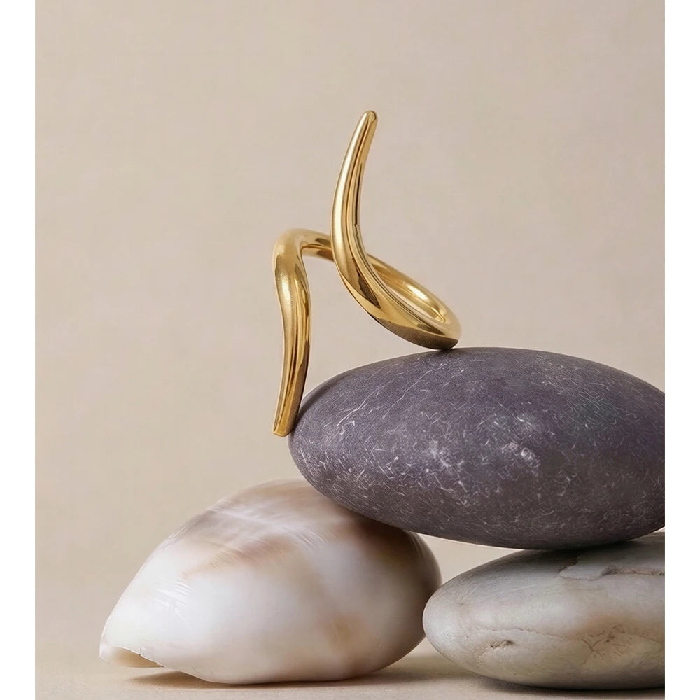 Minimalist geometric ring in gold-plated stainless steel.