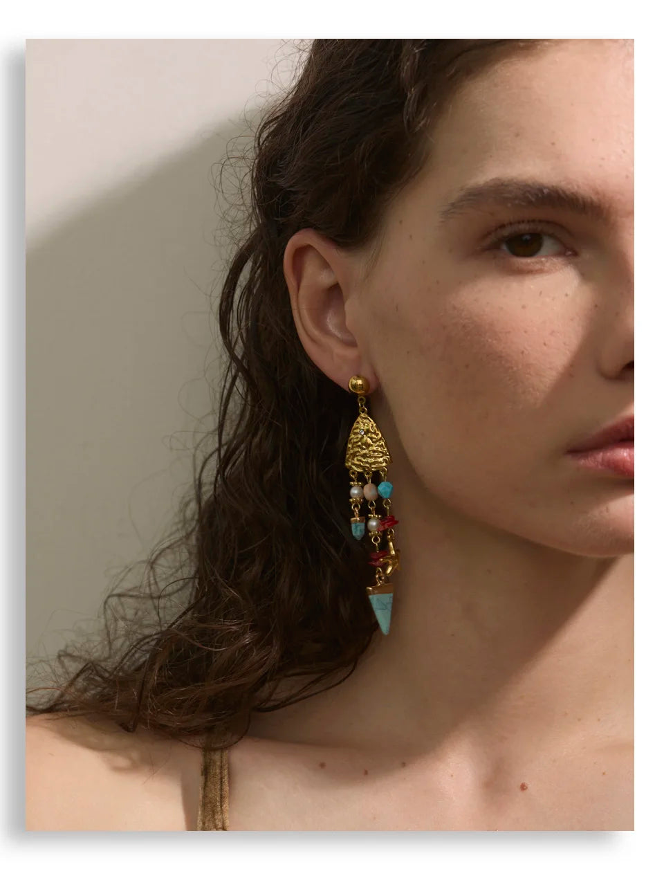 Freshwater pearl resin geometric earrings in gold-plated 316L stainless steel with freshwater pearl and resin.