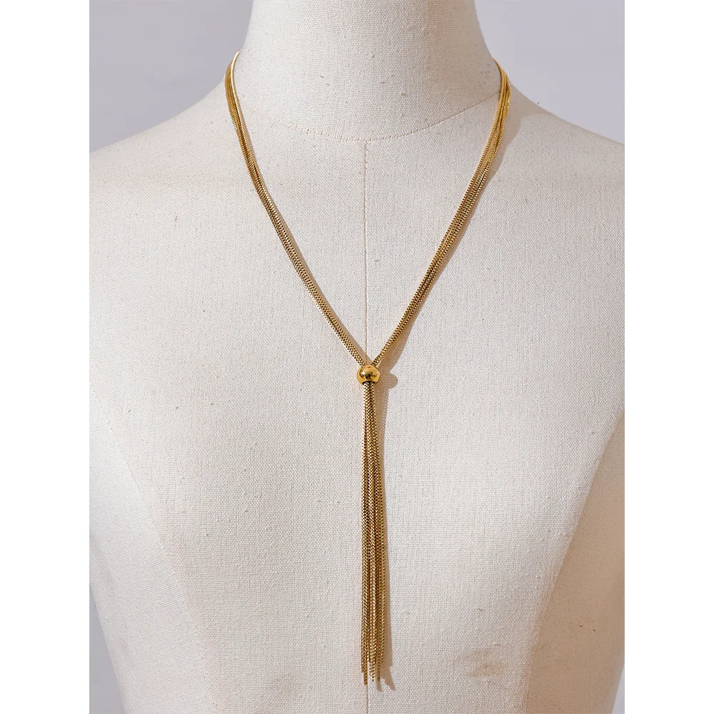 Geometric chain necklace in gold-plated stainless steel.