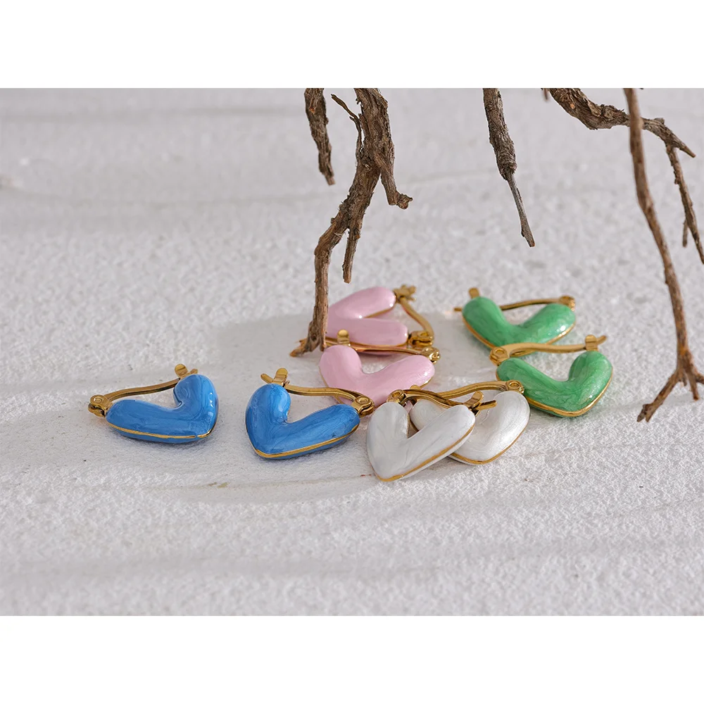 White enamel heart earrings in gold-plated stainless steel with enamel.