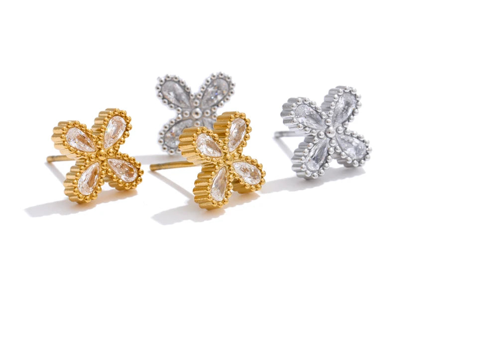 Cubic zirconia flower earrings in gold-plated stainless steel with cubic zirconia.