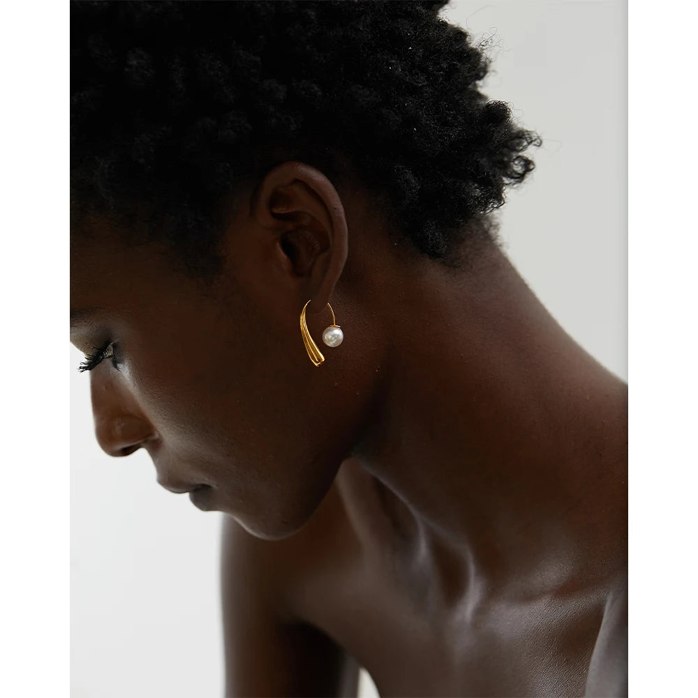 Pearl minimalist geometric earrings in stainless steel with pearl.