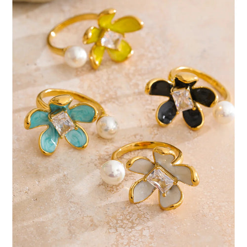 Cubic zirconia enamel flower ring in gold-plated stainless steel with cubic zirconia and enamel.