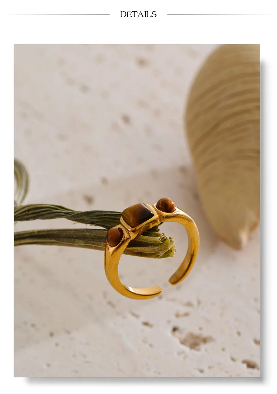 Natural stone geometric ring in 18K gold-plated stainless steel with natural stone.