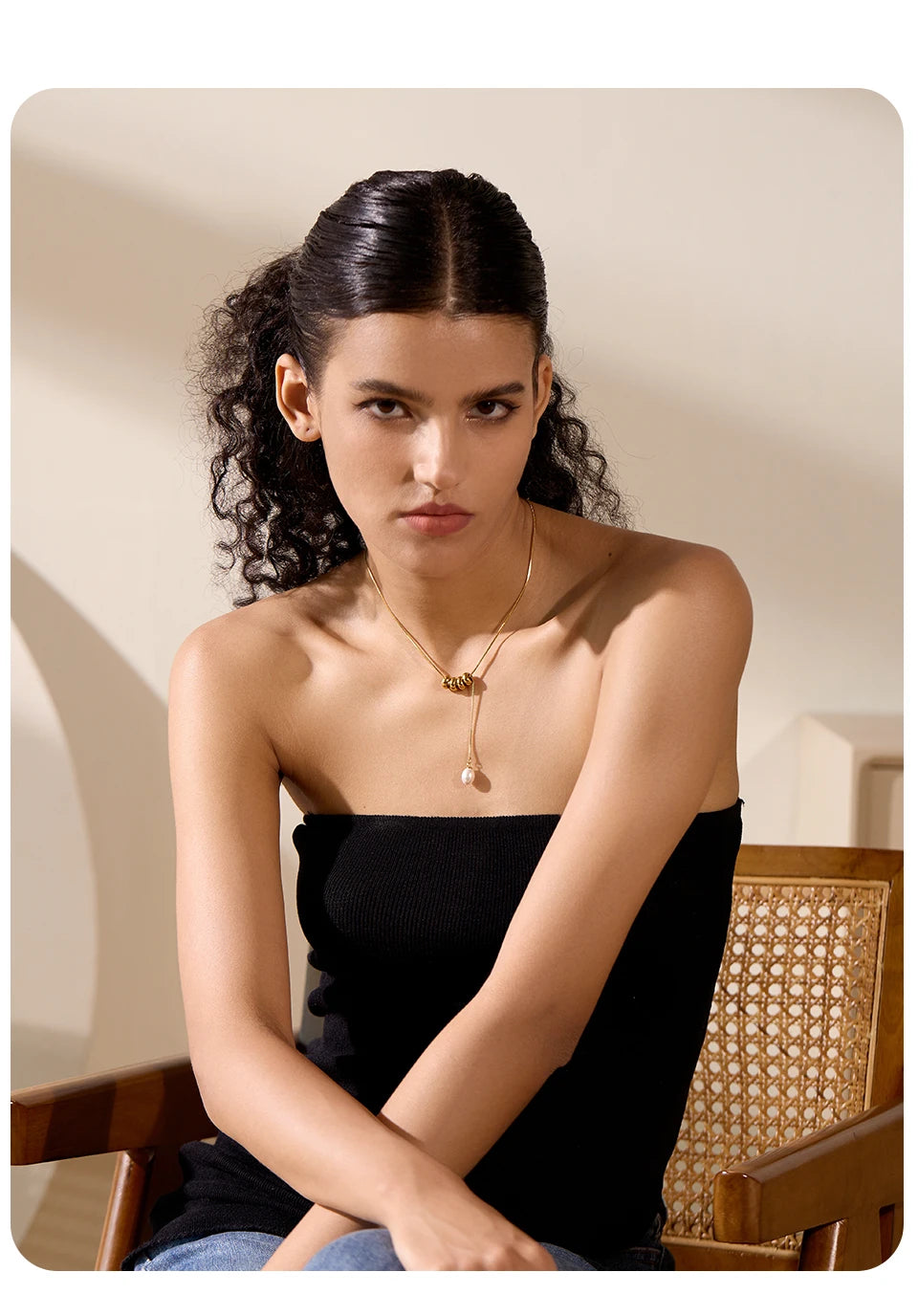 Pearl beaded geometric necklace in gold-plated stainless steel with pearl.