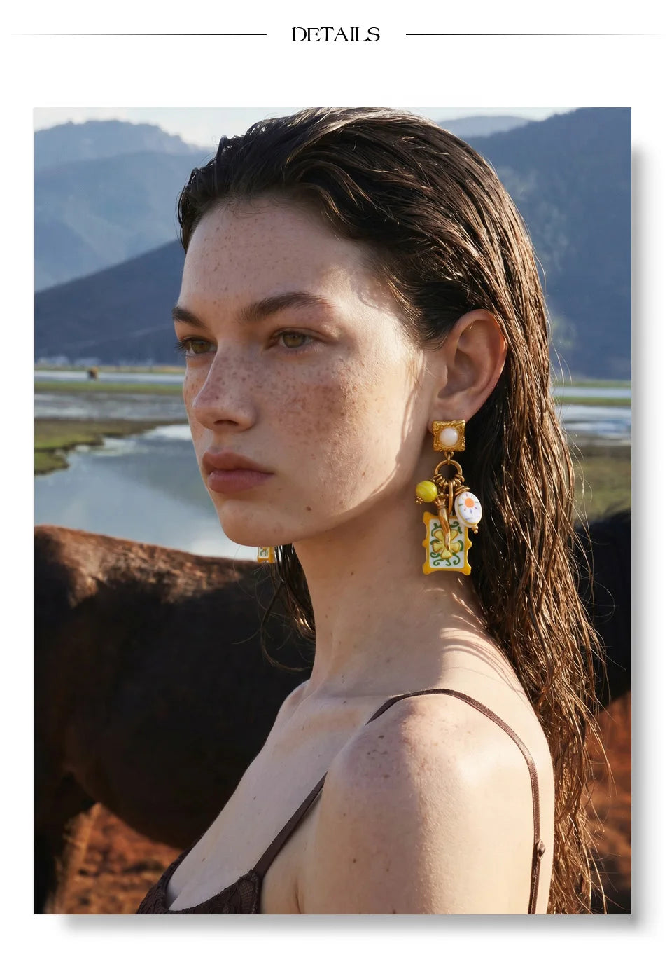 Enamel flower geometric earrings in gold-plated stainless steel with enamel.