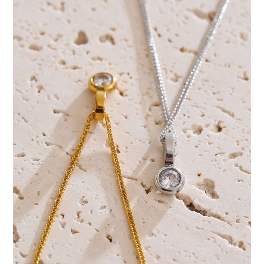 Cubic zirconia geometric necklace in gold-plated stainless steel with cubic zirconia.