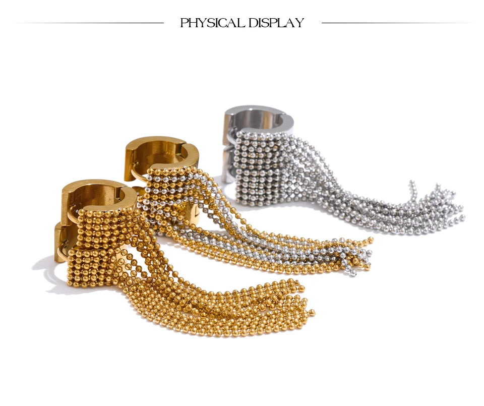 Geometric chain earrings in gold-plated stainless steel.