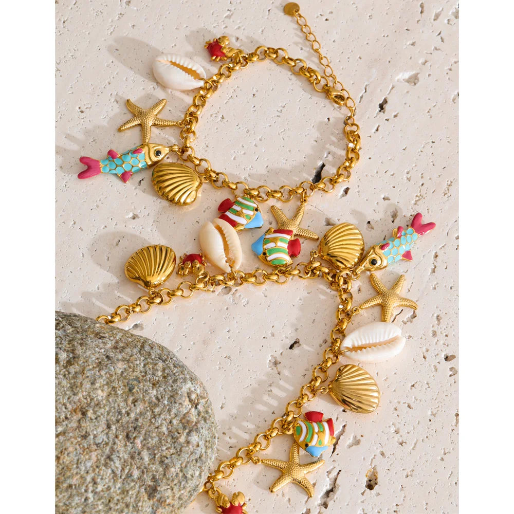 Shell enamel star necklace in gold-plated stainless steel with shell and enamel.