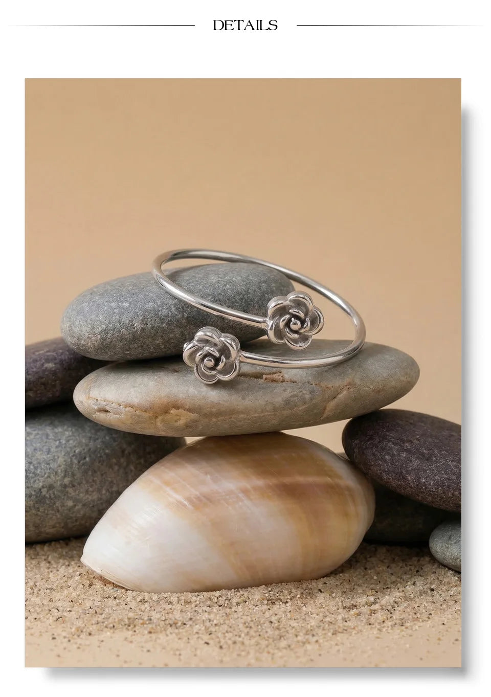 Flower geometric ring in 18K gold-plated stainless steel.