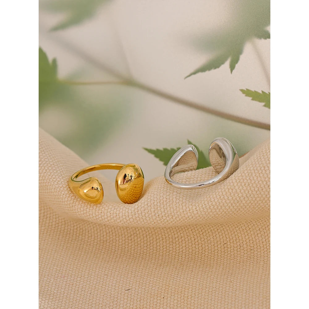 Minimalist geometric ring in gold-plated stainless steel.