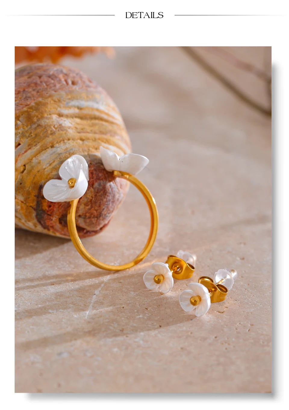 Resin flower earrings in gold-plated stainless steel with resin.