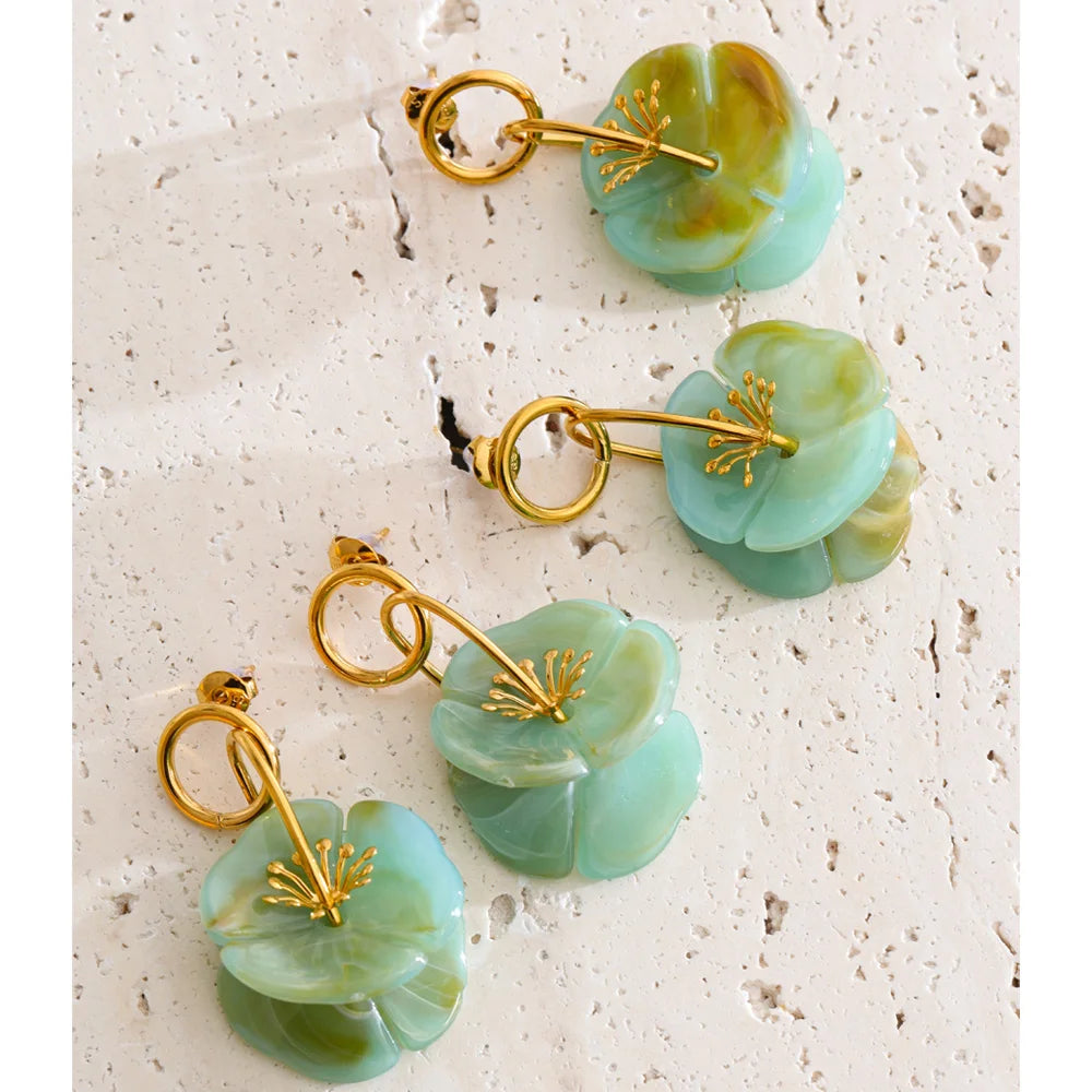Resin acrylic flower earrings in gold-plated stainless steel with resin and acrylic.