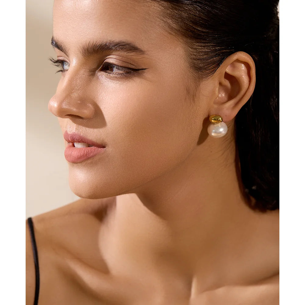 Pearl beaded geometric earrings in gold-plated stainless steel with pearl.