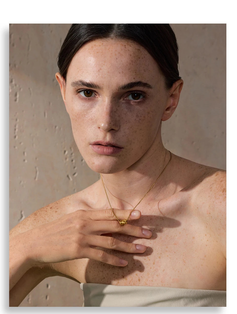 Hammered geometric necklace in gold-plated stainless steel.