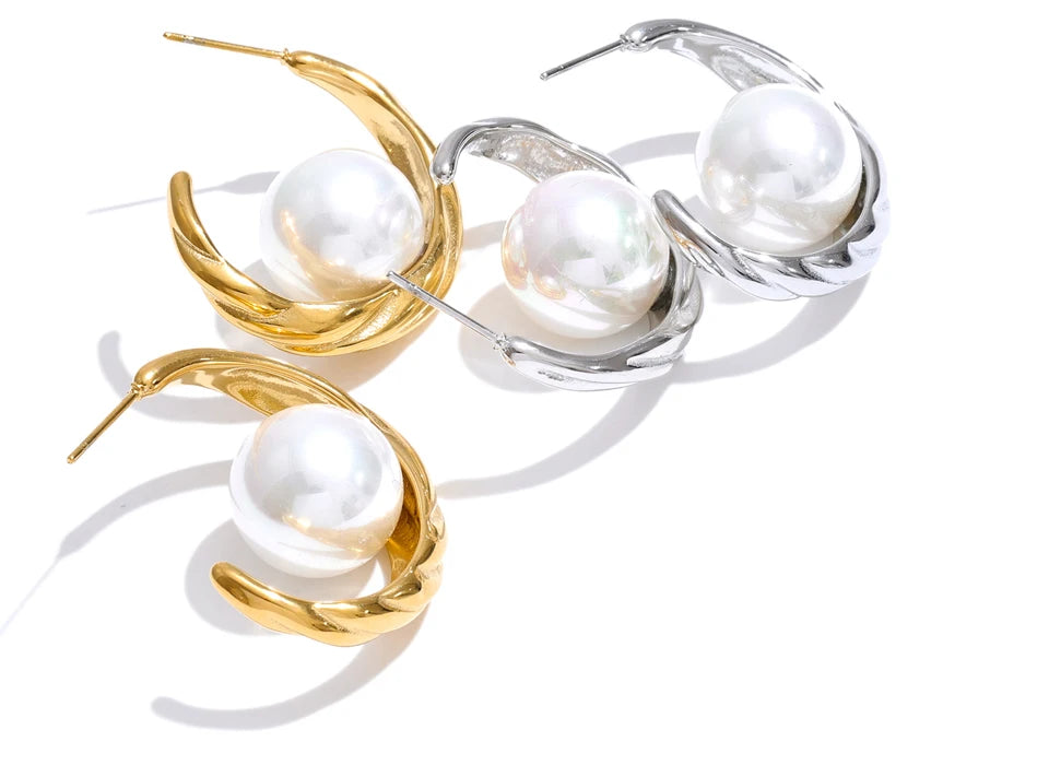 Pearl geometric earrings in gold-plated stainless steel with pearl.