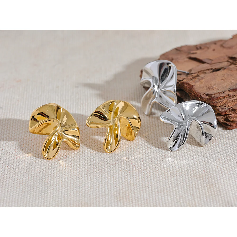 Flower earrings in gold-plated 316L stainless steel.