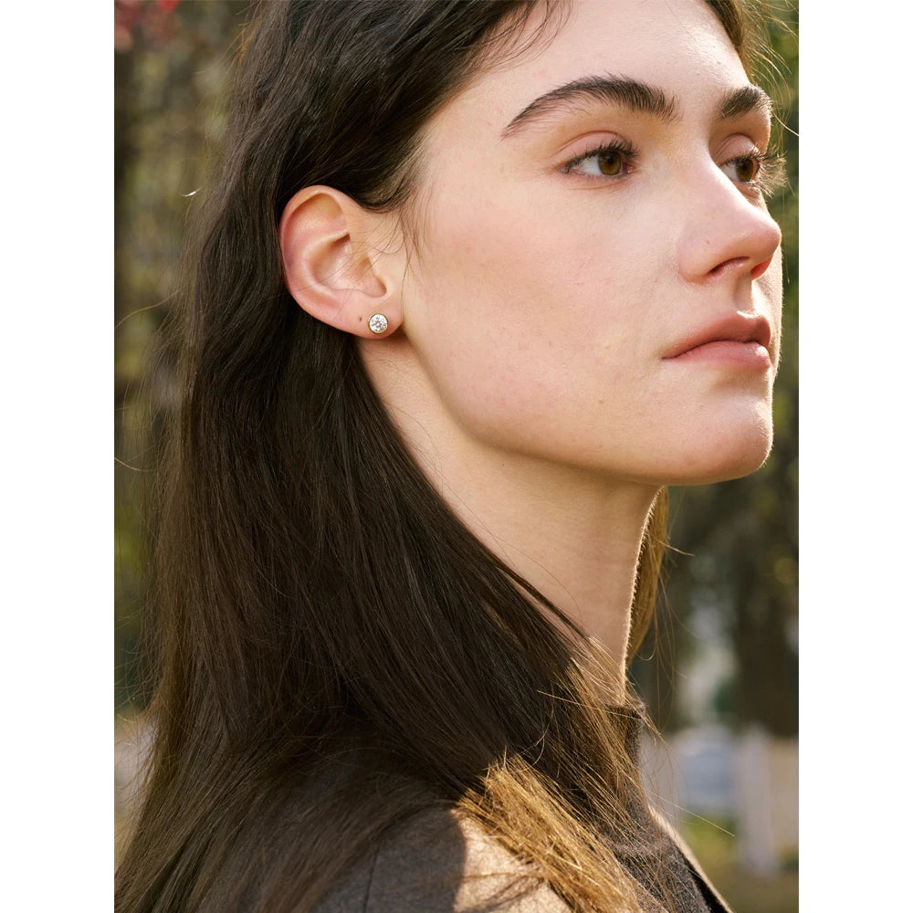 Cubic zirconia geometric earrings in gold-plated stainless steel with cubic zirconia.