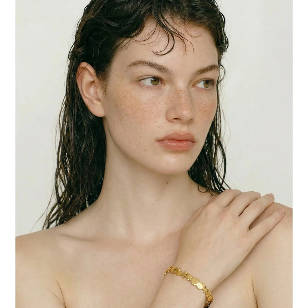 Flower star geometric bracelet in gold-plated stainless steel.