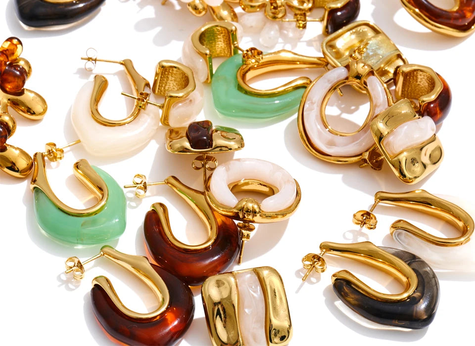 Resin multi-color geometric earrings in gold-plated stainless steel with resin.