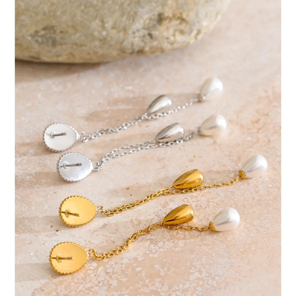 Pearl geometric chain earrings in gold-plated stainless steel with pearl.