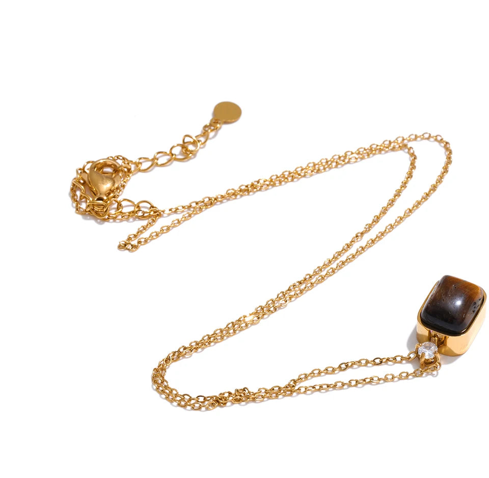 Natural stone geometric necklace in gold-plated stainless steel with natural stone.