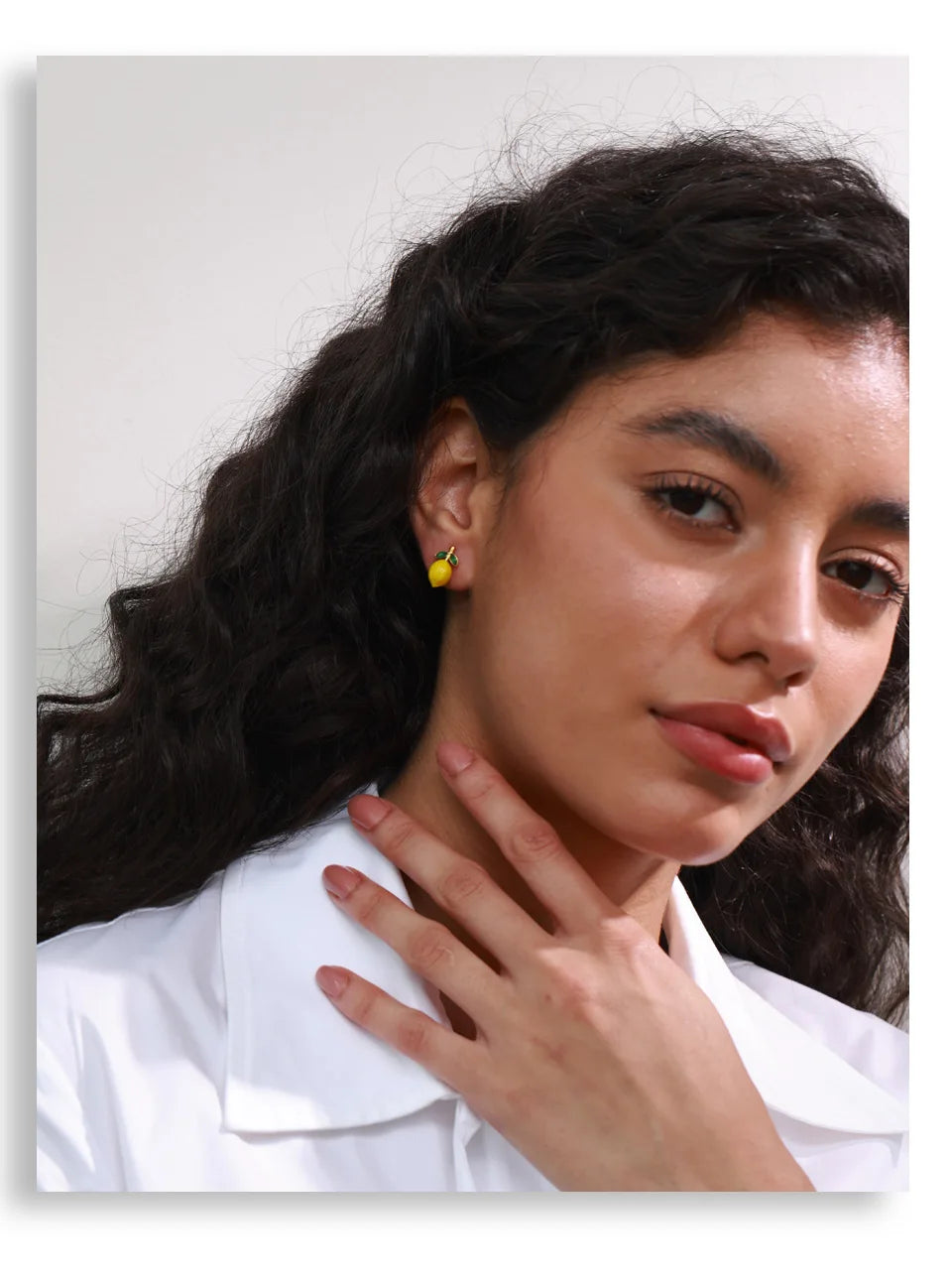 Cubic zirconia resin geometric earrings in gold-plated stainless steel with cubic zirconia and resin.