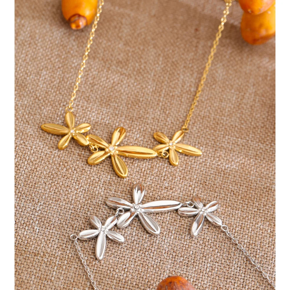 Cubic zirconia flower necklace in gold-plated stainless steel with cubic zirconia.