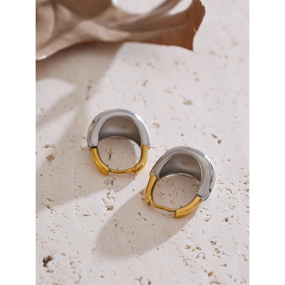 Geometric earrings in gold-plated stainless steel.