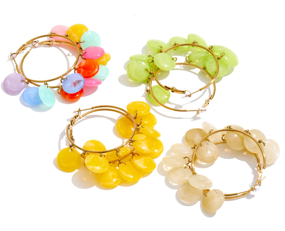 Resin multi-color geometric earrings in gold-plated stainless steel with resin.