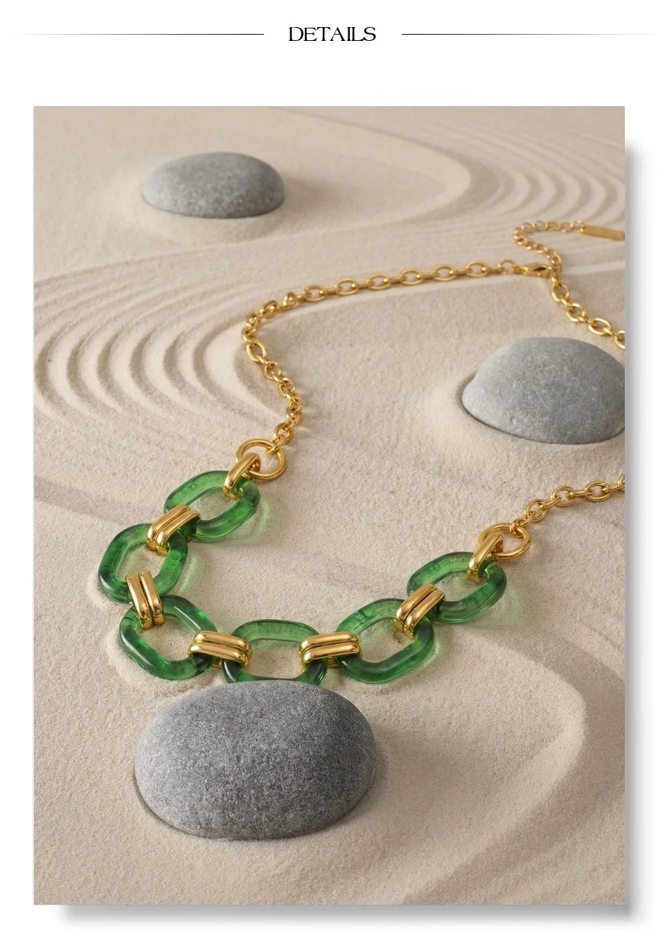 Resin geometric chain necklace in gold-plated stainless steel with resin.