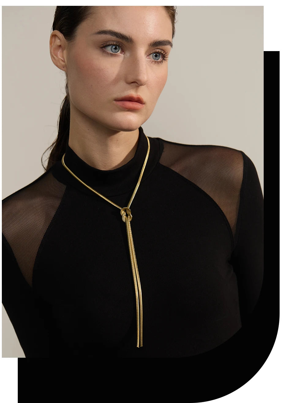 Snake geometric chain necklace in gold-plated stainless steel.