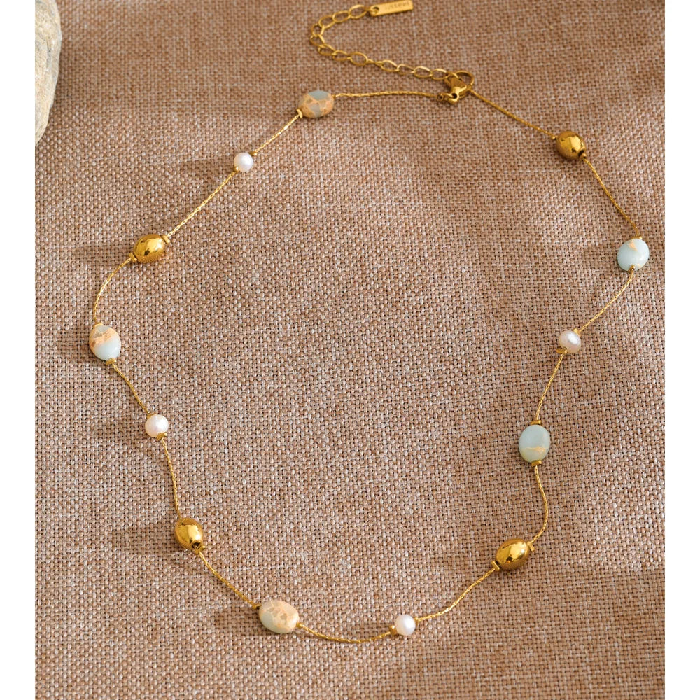 Pearl natural stone beaded necklace in gold-plated stainless steel with pearl and natural stone.