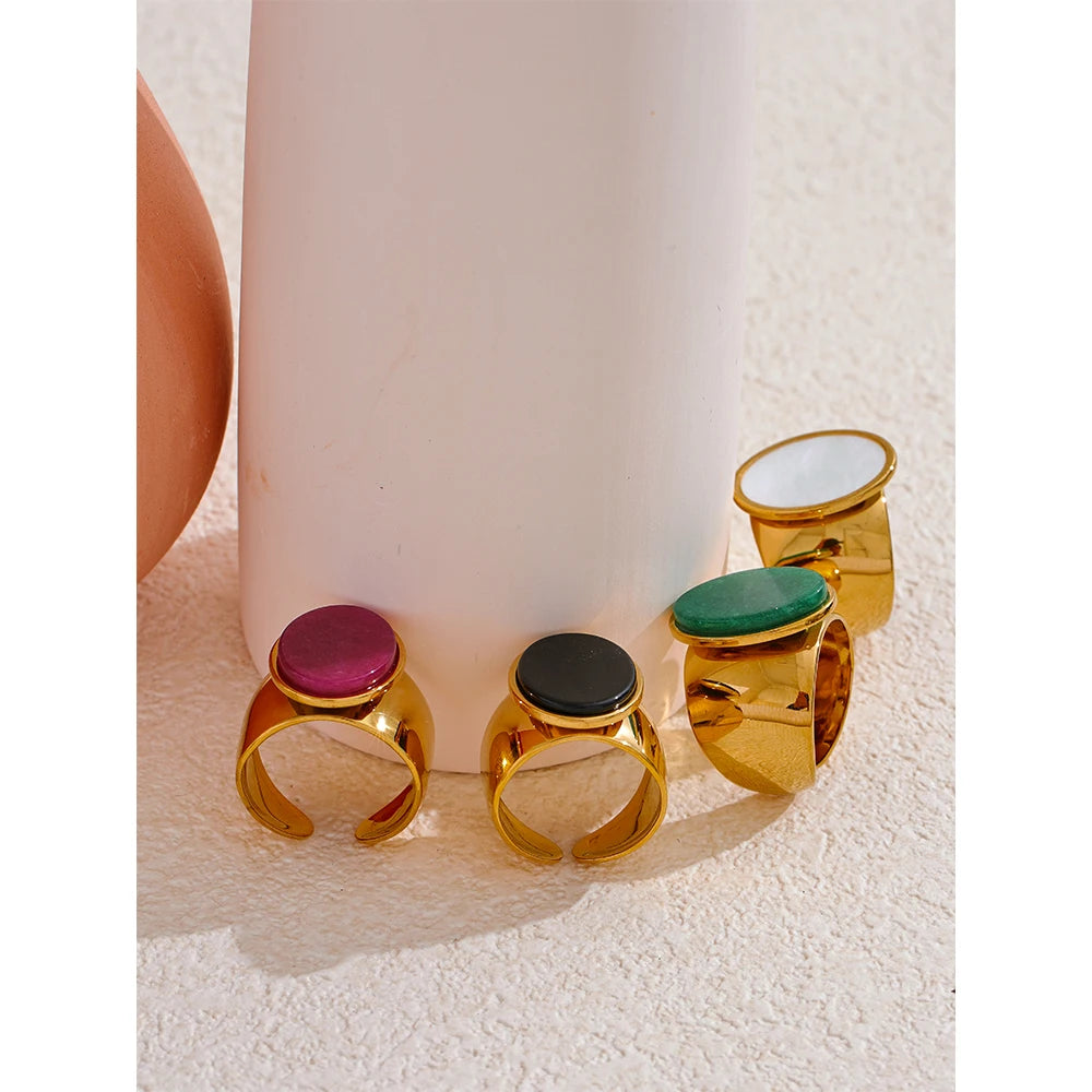 Natural stone geometric ring in gold-plated stainless steel with natural stone.