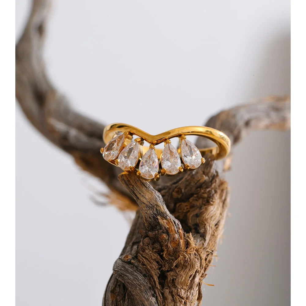 Cubic zirconia flower geometric ring in 18K gold-plated stainless steel with cubic zirconia.