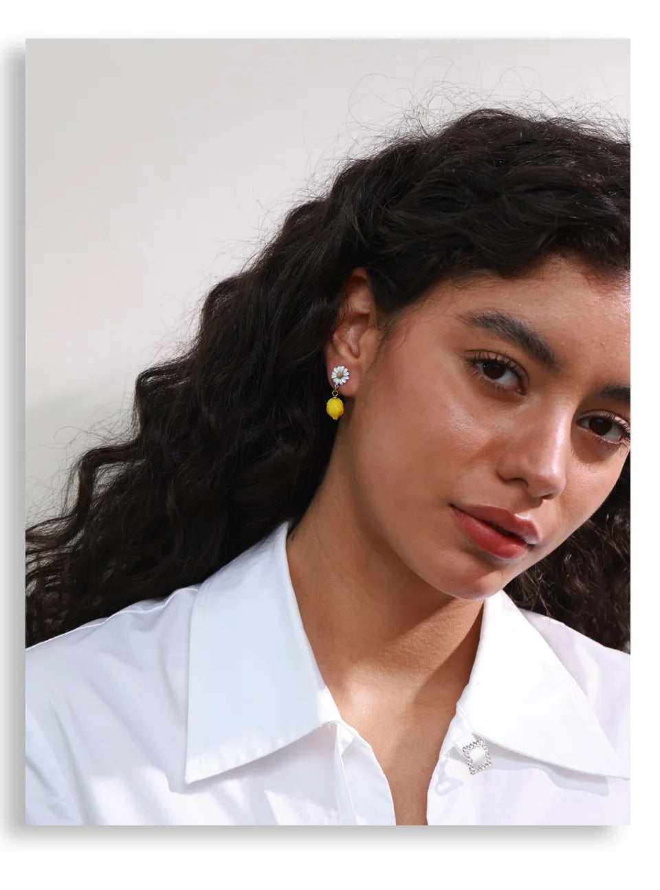 Cubic zirconia resin geometric earrings in gold-plated stainless steel with cubic zirconia and resin.