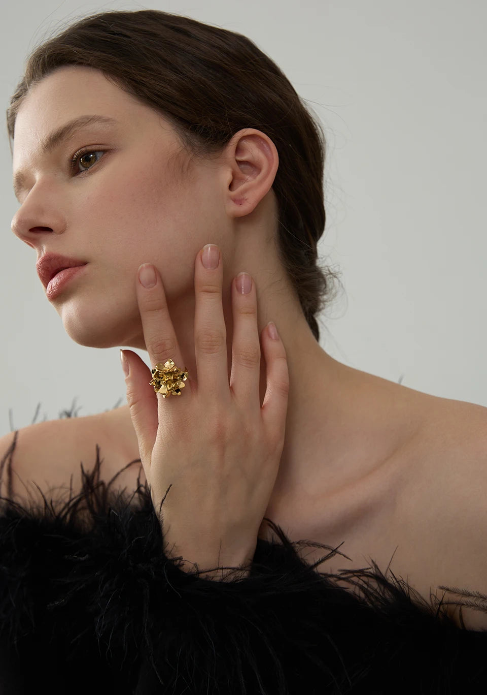 Flower ring in 18K gold-plated stainless steel.