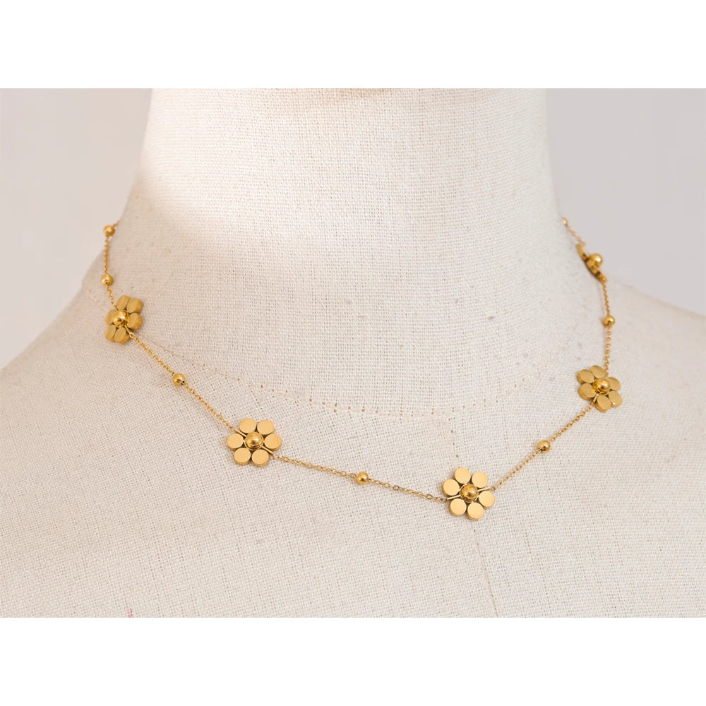 Flower geometric chain necklace in gold-plated stainless steel.