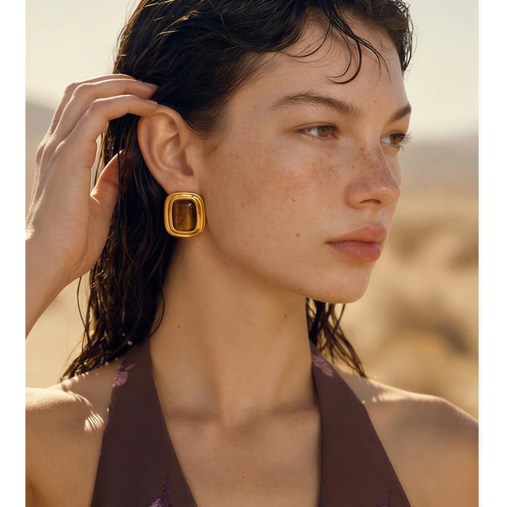 Natural stone geometric earrings in gold-plated stainless steel with natural stone.