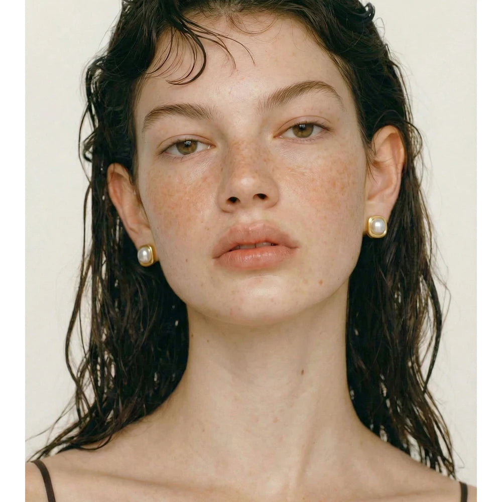 Pearl geometric earrings in gold-plated stainless steel with pearl.